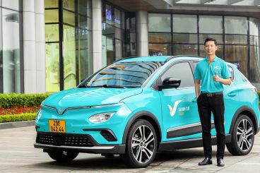 TAXI ĐIỆN CỦA ÔNG PHẠM NHẬT VƯỢNG CHUẨN BỊ SANG LÀO